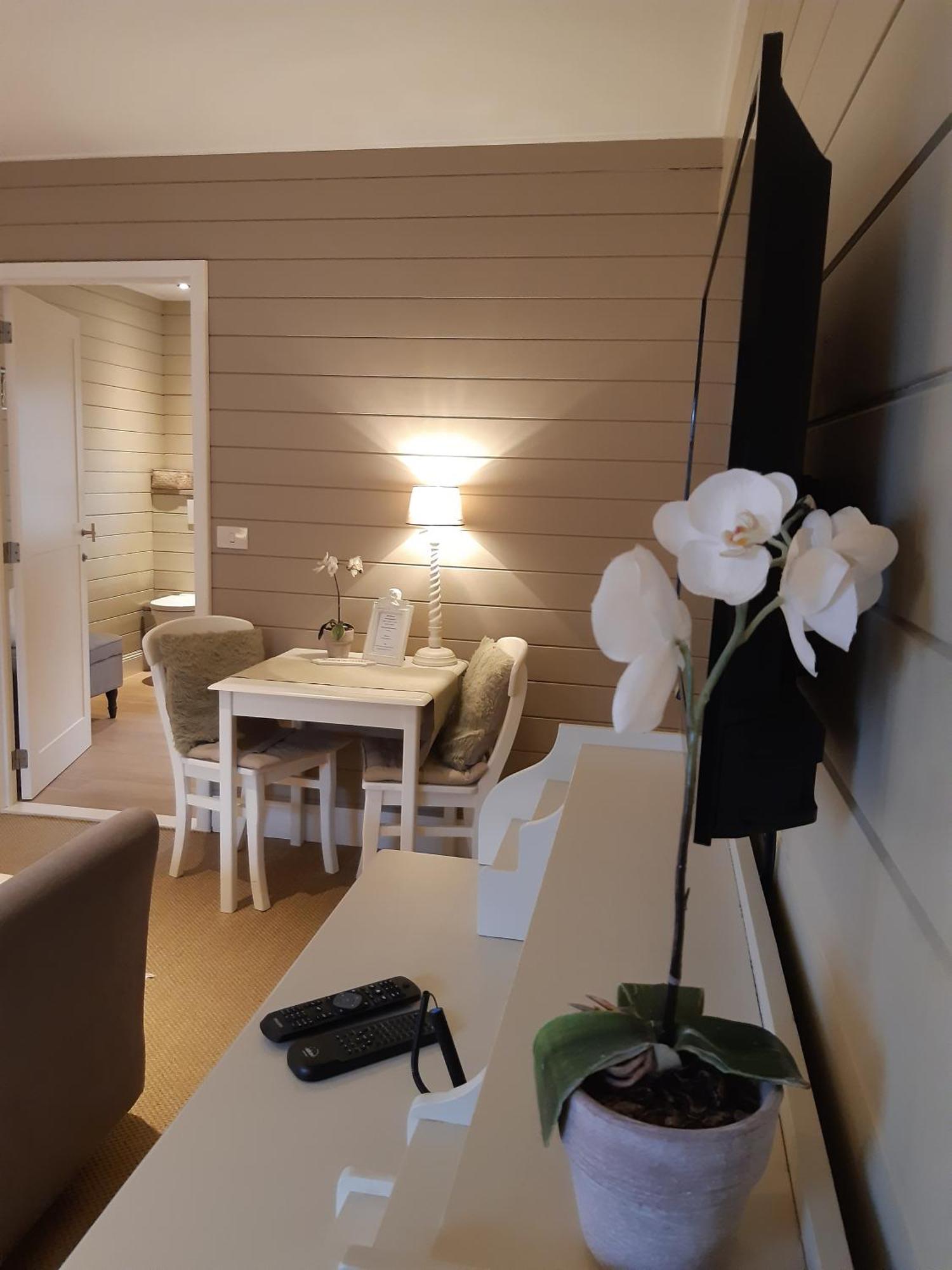 Casa-Cosi, Tourist & Business Suites & Flats With Reserved Parking And Private Terraces In Shared Garden With Seasonal Pool Included, Private Sauna Available Lokeren Bagian luar foto